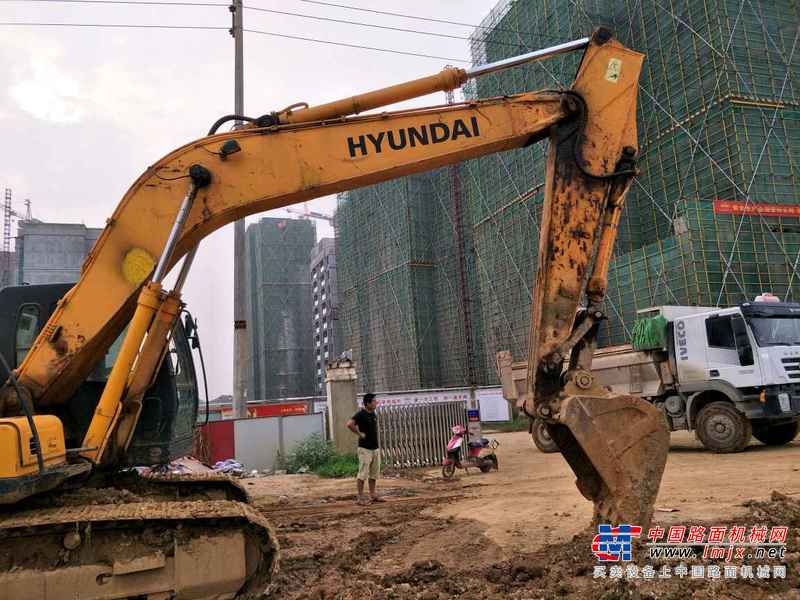 江西出售转让二手12000小时2008年现代R215挖掘机