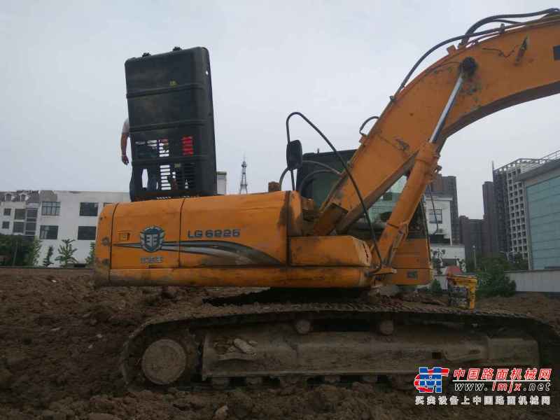 安徽出售转让二手10000小时2012年龙工LG6225挖掘机