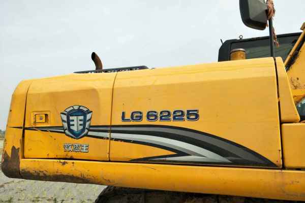 安徽出售转让二手9000小时2011年龙工LG6225挖掘机