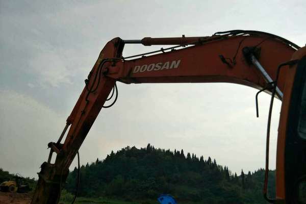 四川出售转让二手11000小时2008年斗山DH225挖掘机