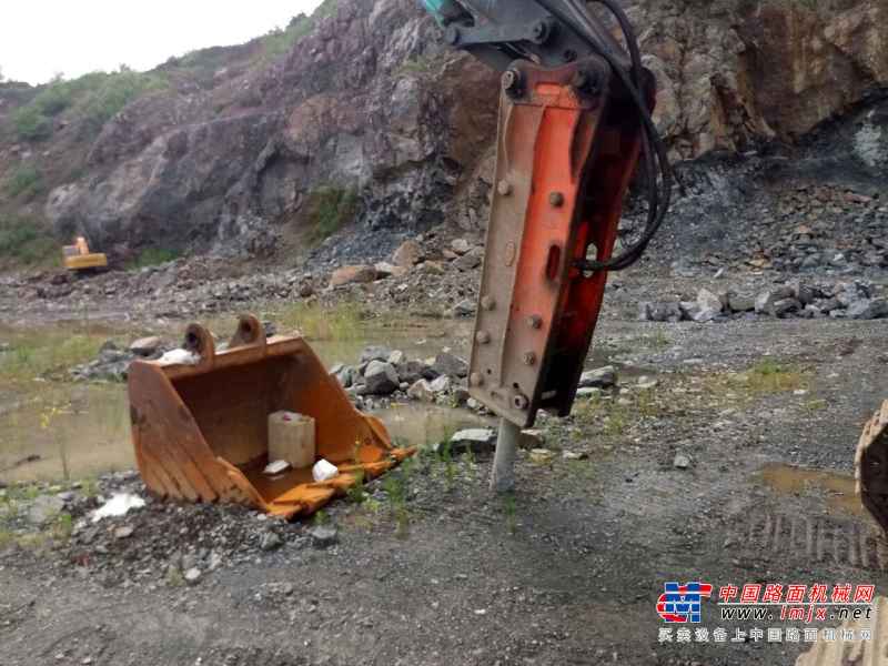 黑龙江出售转让二手10000小时2010年神钢SK210LC挖掘机