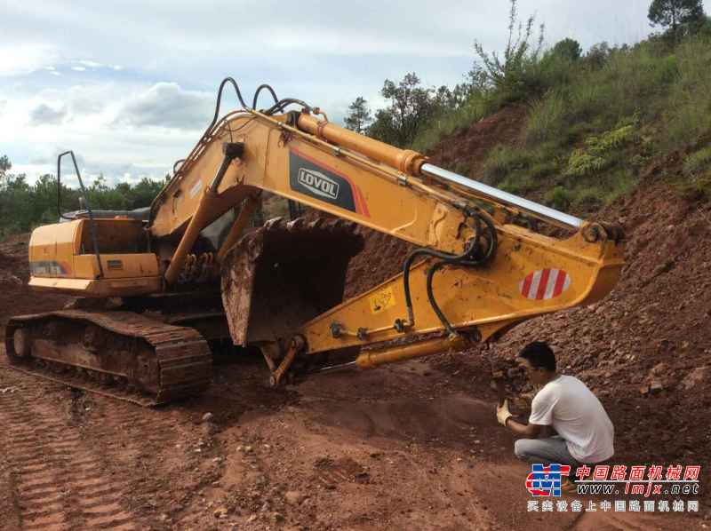 云南出售转让二手4000小时2014年福田雷沃FR225E挖掘机