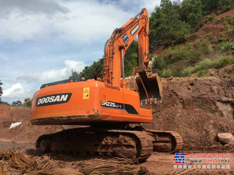 云南出售转让二手8200小时2011年斗山DH225LC挖掘机