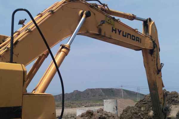 内蒙古出售转让二手12000小时2005年现代R305LC挖掘机