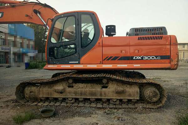 山西出售转让二手8000小时2010年斗山DX260LC挖掘机