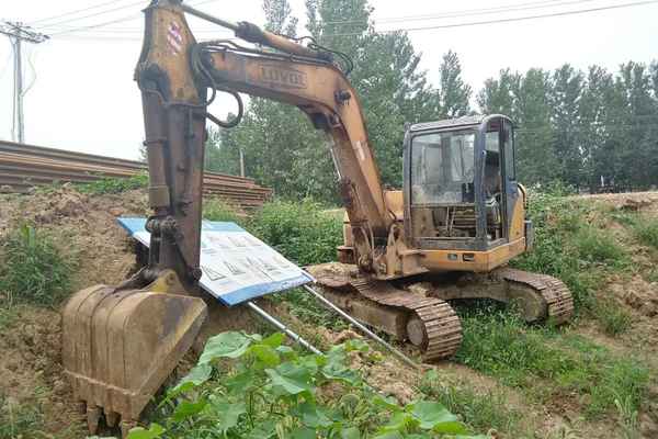 河南出售转让二手8500小时2010年福田雷沃FR85挖掘机