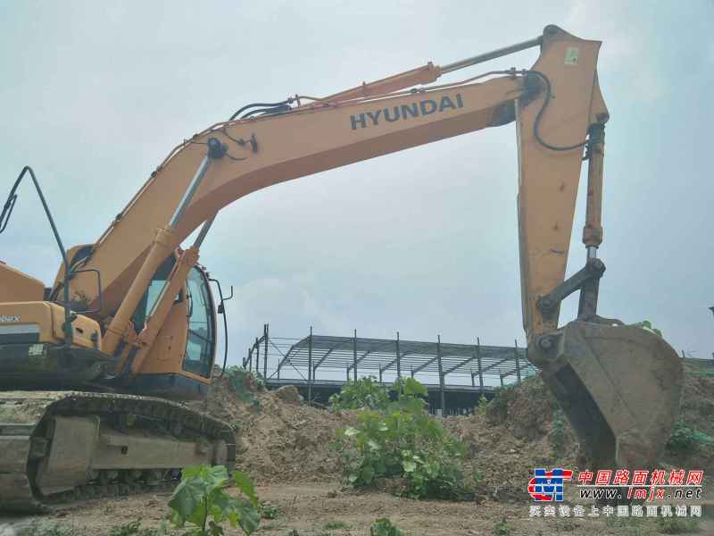 河南出售转让二手8930小时2011年现代R215挖掘机