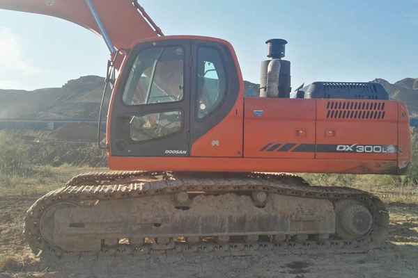 内蒙古出售转让二手8800小时2011年斗山DX300LC挖掘机