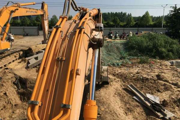 河南出售转让二手9680小时2010年现代R215挖掘机