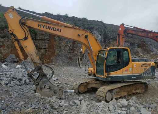 贵州出售转让二手8200小时2013年现代R215挖掘机