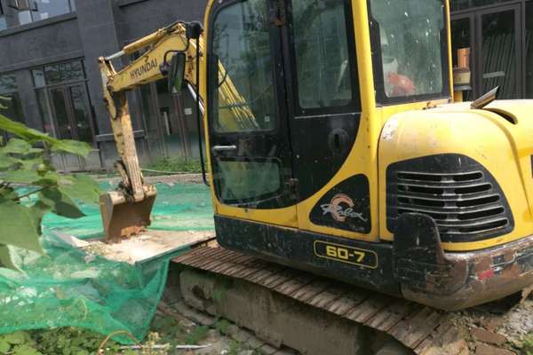 四川出售转让二手13500小时2008年现代R60挖掘机