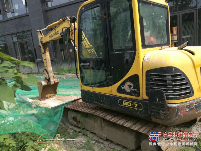 四川出售转让二手13500小时2008年现代R60挖掘机