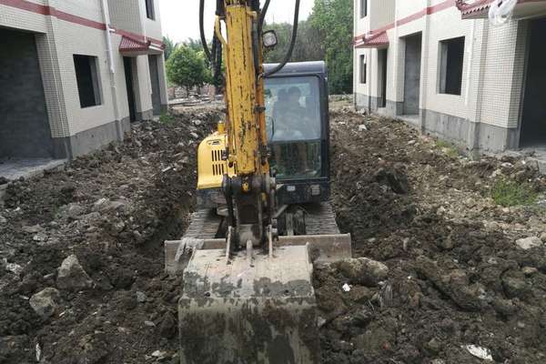 四川出售转让二手8700小时2010年现代R60挖掘机