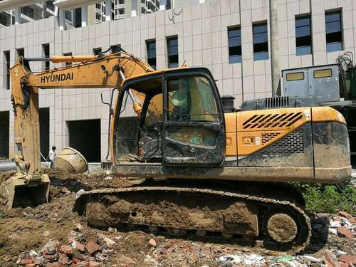 江西出售转让二手9000小时2011年现代R215挖掘机