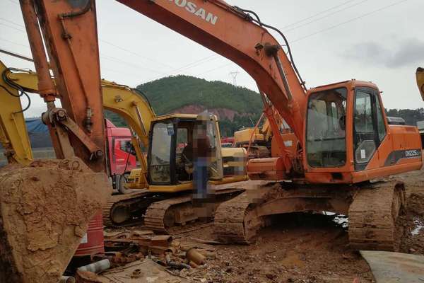 云南出售转让二手13000小时2007年斗山DH225挖掘机