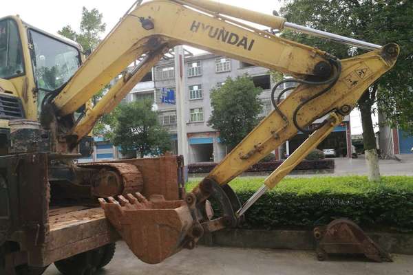 江西出售转让二手5000小时2015年现代R60挖掘机