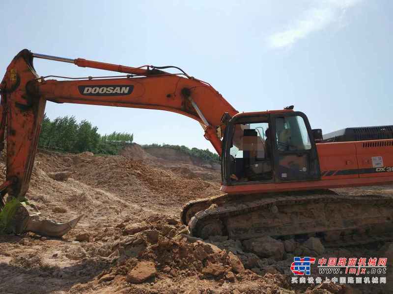 湖北出售转让二手8300小时2012年斗山DX380LC挖掘机