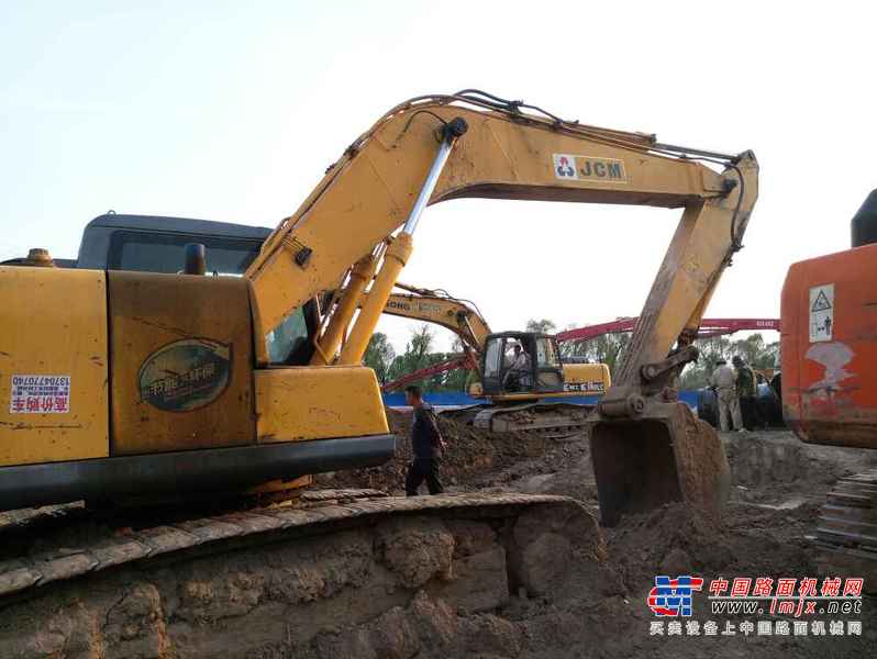 山西出售转让二手4500小时2011年JCBJS230LC挖掘机