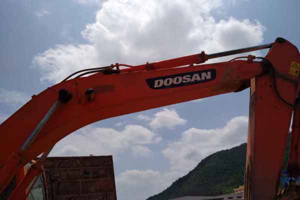 云南出售转让二手8650小时2011年斗山DH220挖掘机