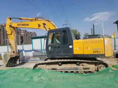内蒙古出售转让二手6900小时2010年现代R225挖掘机