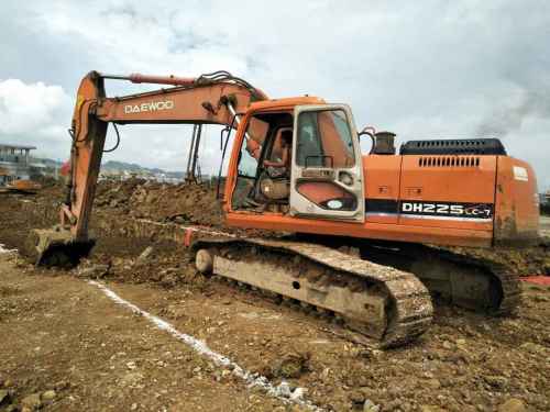 云南出售转让二手10000小时2010年斗山DH225挖掘机