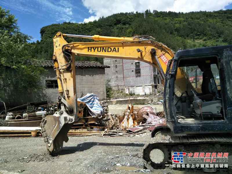重庆出售转让二手3700小时2015年现代R110挖掘机