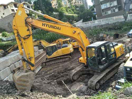 重庆出售转让二手8000小时2011年现代R225LC挖掘机