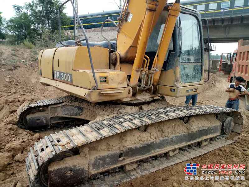 山西出售转让二手8000小时2011年福田雷沃FR260挖掘机