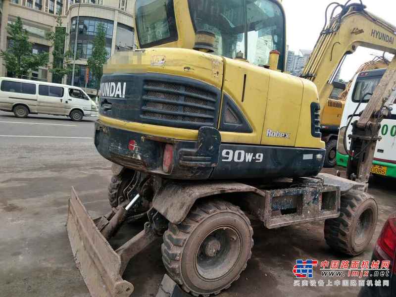 重庆出售转让二手10000小时2010年现代轮挖R60W挖掘机