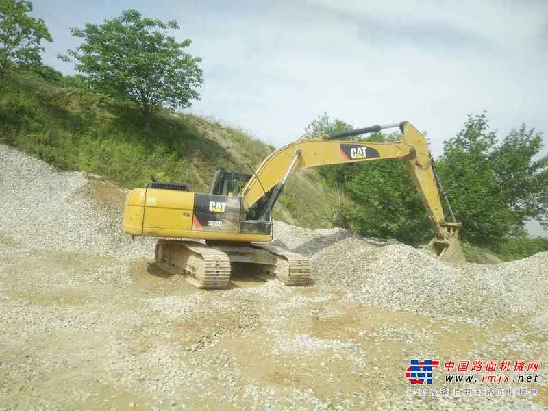 湖北出售转让二手7800小时2013年卡特彼勒320D2挖掘机