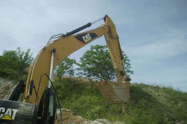 湖北出售转让二手7800小时2013年卡特彼勒320D2挖掘机