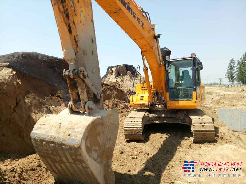 河南出售转让二手7000小时2013年龙工LG6220D挖掘机