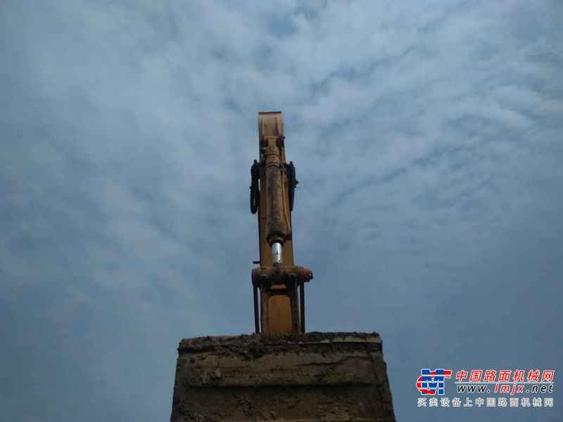 重庆出售转让二手8000小时2011年现代R215挖掘机