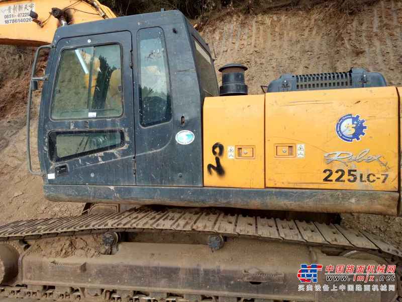 云南出售转让二手8750小时2011年现代R225LC挖掘机