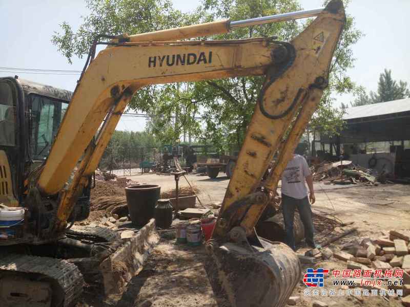 山东出售转让二手8000小时2011年现代R60挖掘机