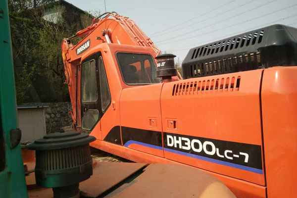 辽宁出售转让二手8500小时2010年斗山DH300LC挖掘机