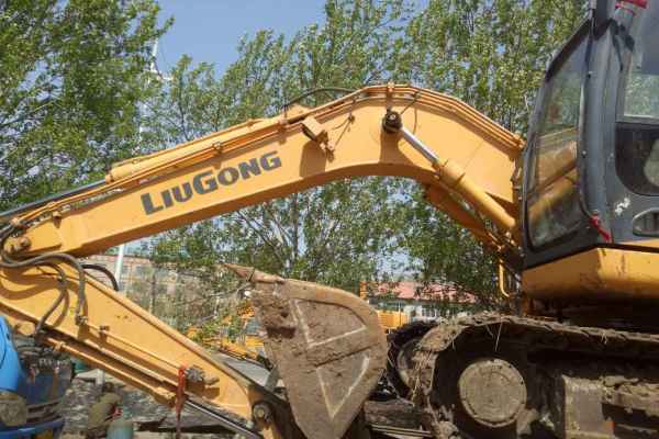 黑龙江出售转让二手5600小时2011年柳工CLG915D挖掘机