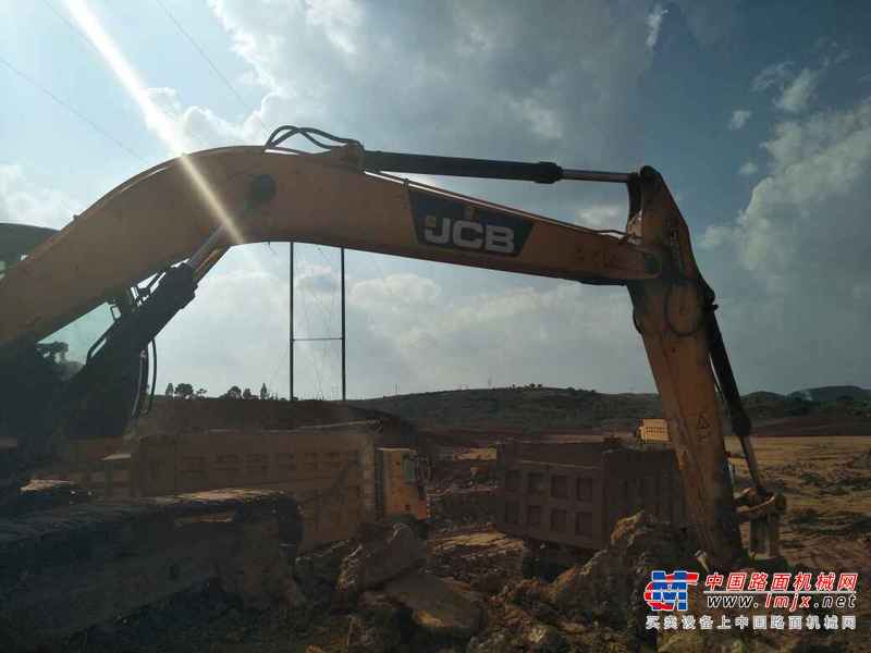 云南出售转让二手8000小时2011年JCBJS240LC挖掘机