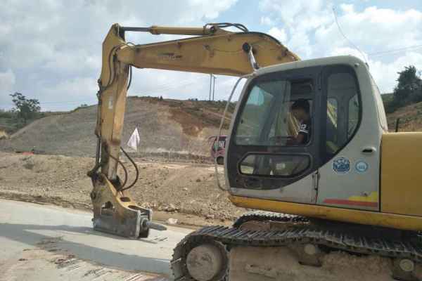 云南出售转让二手15000小时2003年住友SH200挖掘机