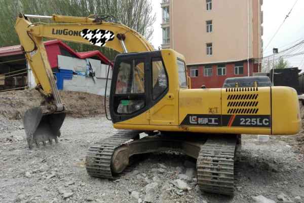 内蒙古出售转让二手8000小时2010年柳工225C挖掘机