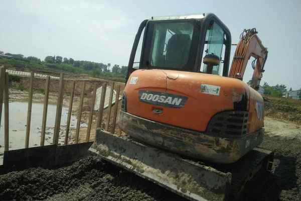 湖北出售转让二手8500小时2010年斗山DH60挖掘机