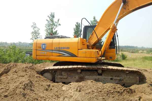河南出售转让二手4000小时2014年龙工LG6220D挖掘机
