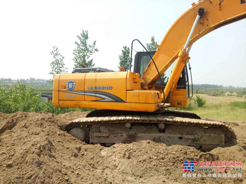河南出售转让二手4000小时2014年龙工LG6220D挖掘机