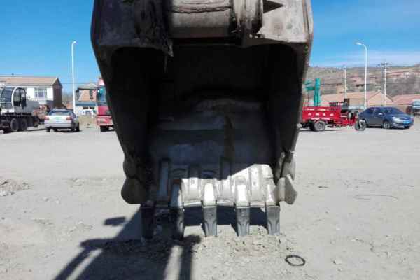 内蒙古出售转让二手18000小时2004年日立EX200挖掘机