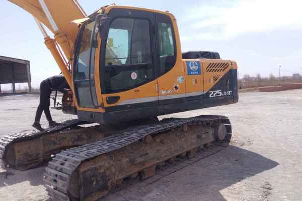 内蒙古出售转让二手13000小时2011年现代R225LC挖掘机