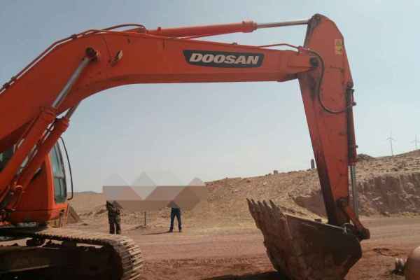 宁夏出售转让二手9000小时2011年斗山DH300LC挖掘机