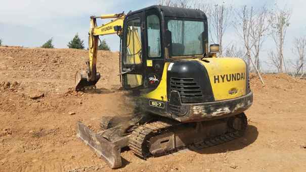 河北出售转让二手6700小时2012年现代R60挖掘机