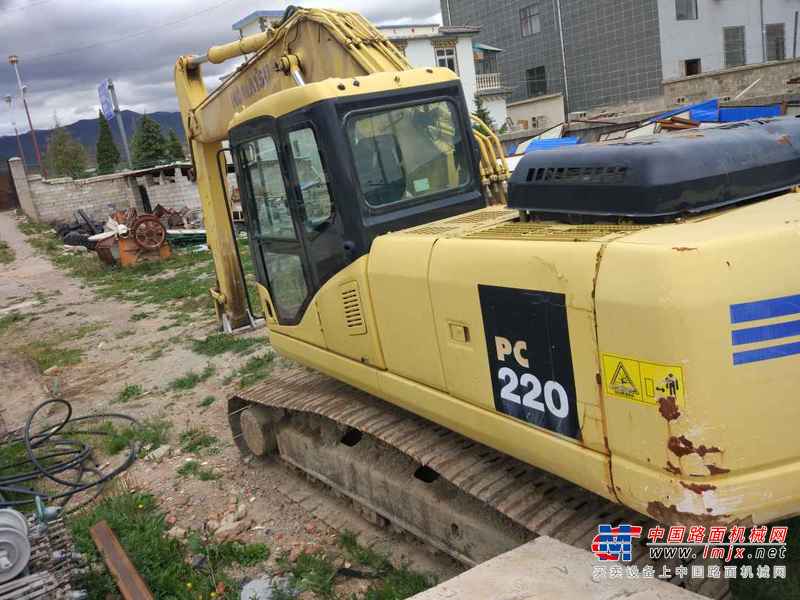 云南出售转让二手12000小时2005年小松PC220挖掘机