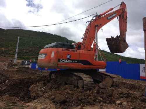 云南出售转让二手5708小时2010年斗山DH215挖掘机