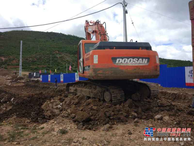 云南出售转让二手5708小时2010年斗山DH215挖掘机